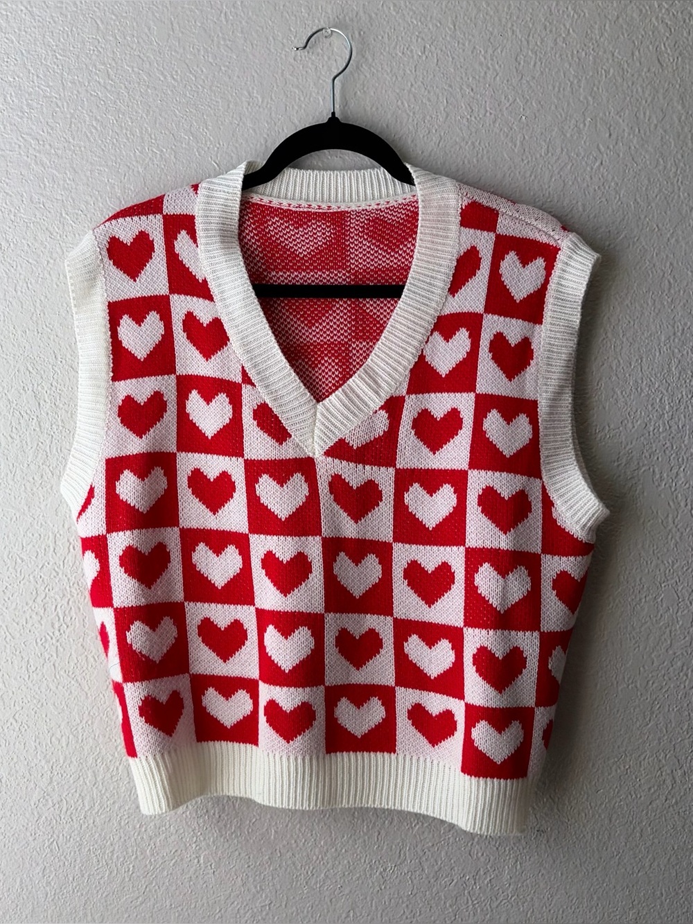 Woman’s L Heart-Pattern V-Neck Sweater Vest in Red and White feminine chic